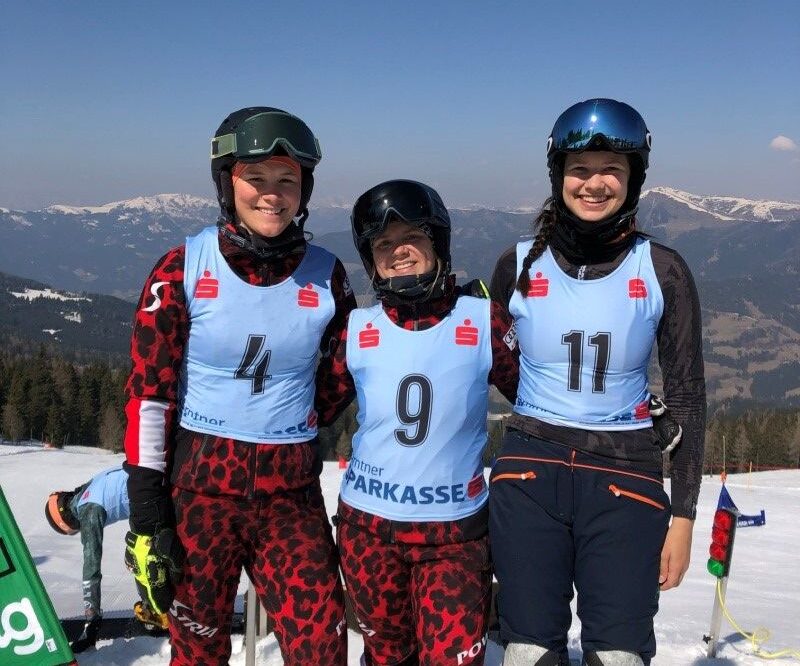 Gruppenfoto der BORG-Snowboarderinnen Ankele Martina, Pichelkastner Jessica und Benigni Mariella (von links nach rechts)