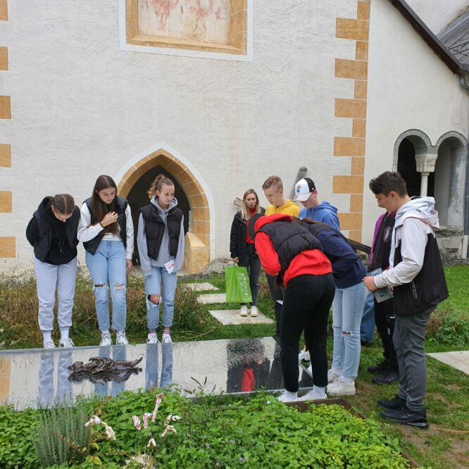 Innenhof mit Kunstinstallation Innenhof mit Kunstinstallation