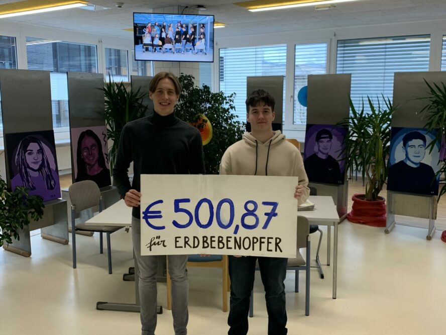 Schülervertretung mit Plakat Schülervertretung