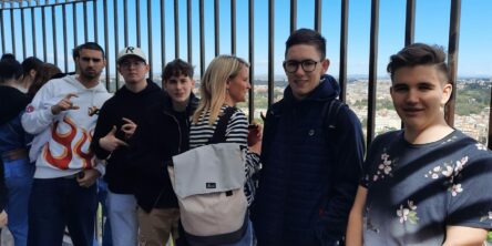 Gang signs-Üben mit Blick über Rom