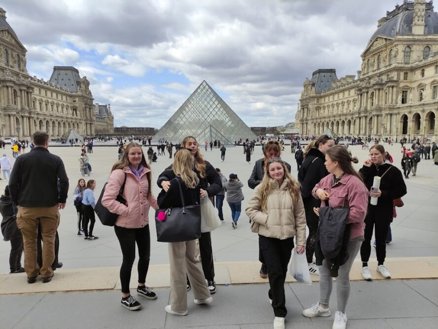 Vor dem Louvre Vor dem Louvre