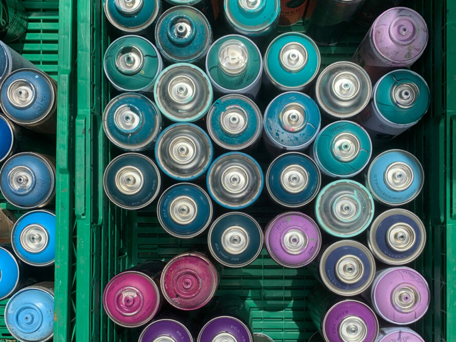 Gernot brachte über 200 Spraydosen mit. Gernot brachte über 200 Spraydosen mit.