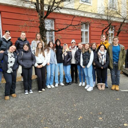 Gruppenbild 7A vor Landesgericht Gruppenbild 7A vor Landesgericht